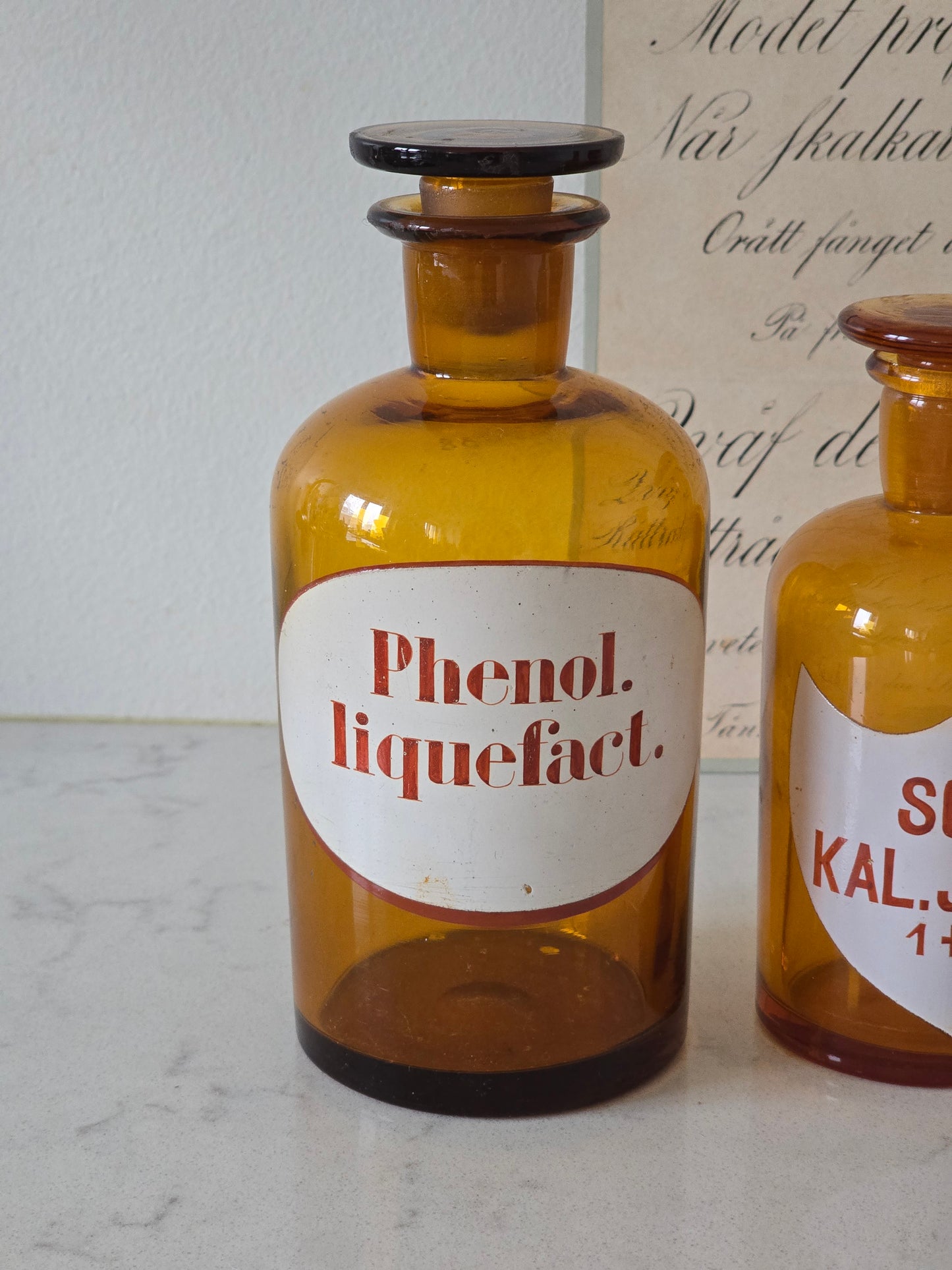 Kauniit vanhat vintage apteekkipullot sisustukseen