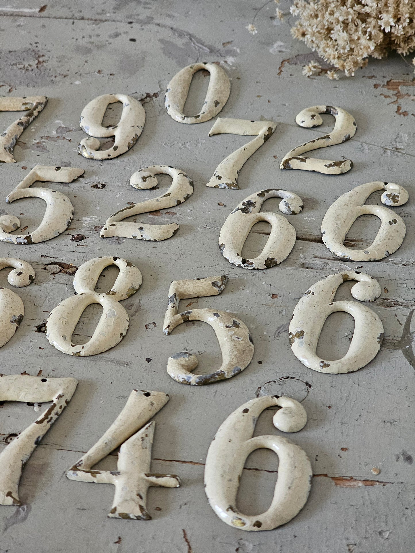 Valurautaiset kirkon numerot