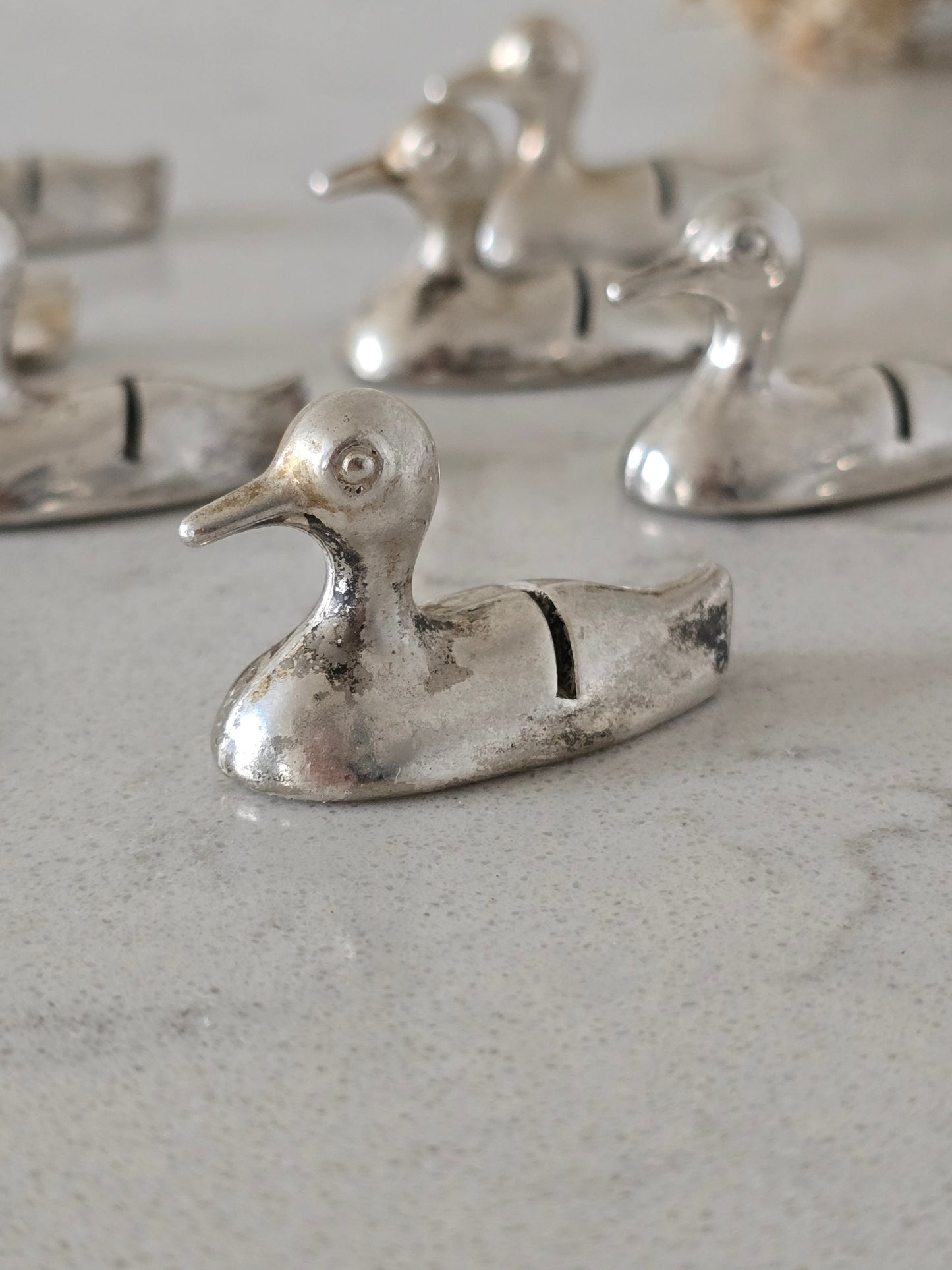 Vintage ankka-korttipidikkeet sopivat pöytään nimikyltille tai tarjoiluastioiden viereen.