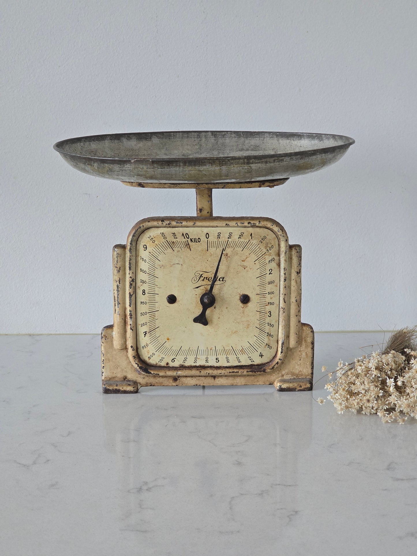 Vanha kermansävyinen antiikkivaaka