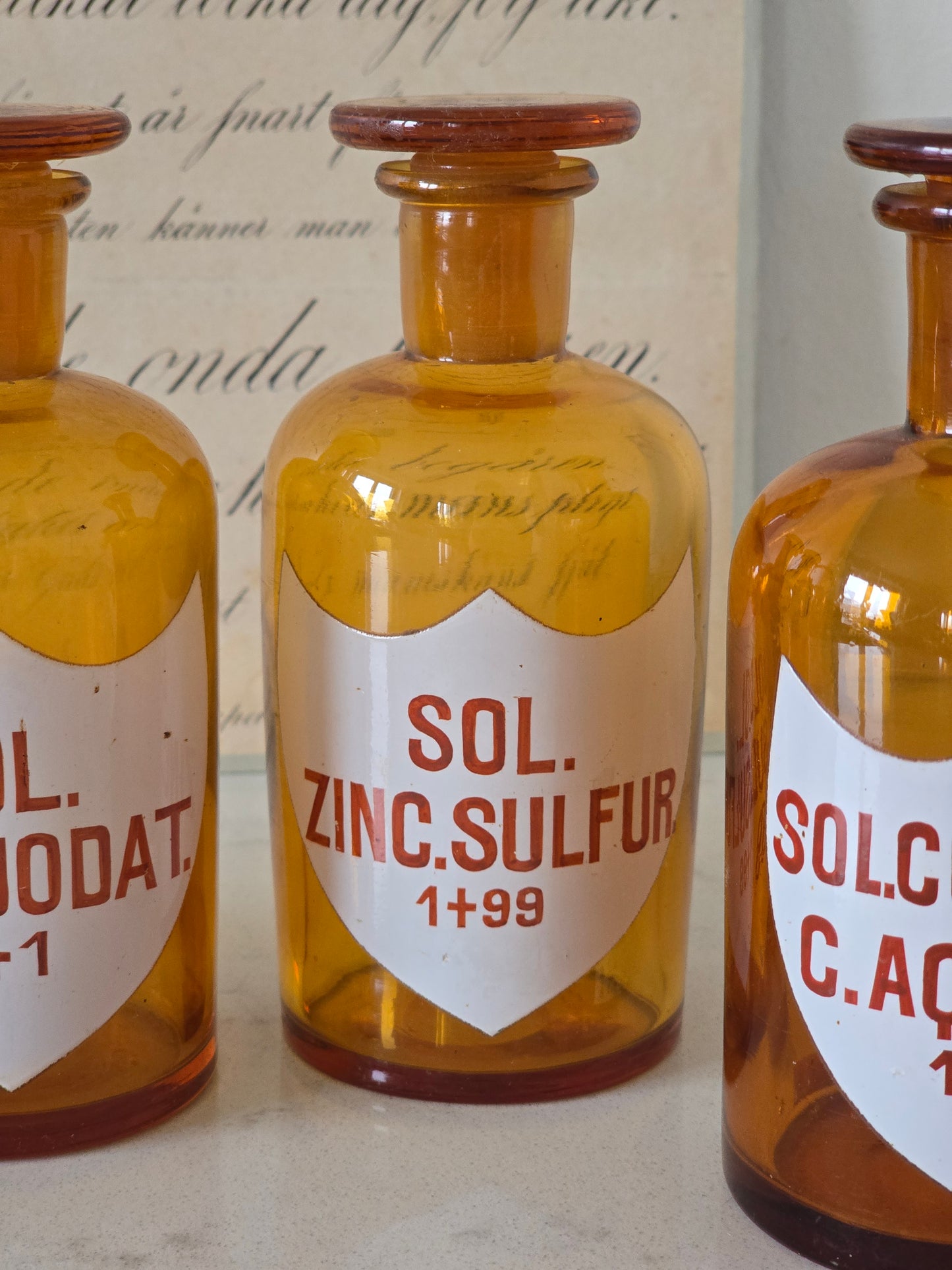 Lääkepullot punaisella etiketillä