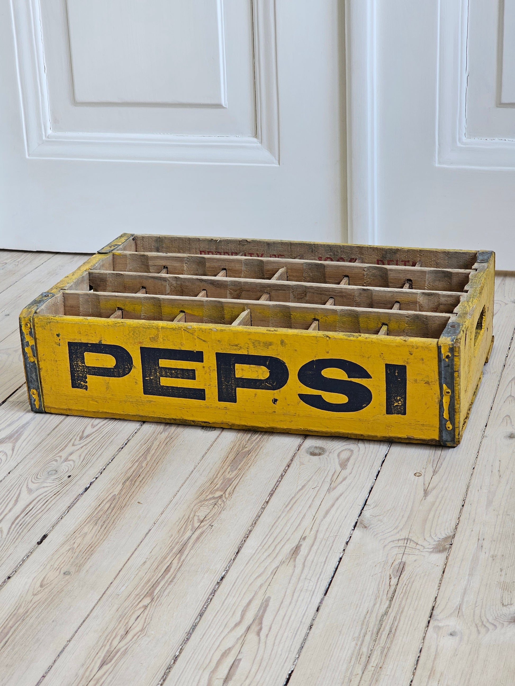 Pepsi puulaatikko, Vintagetalli