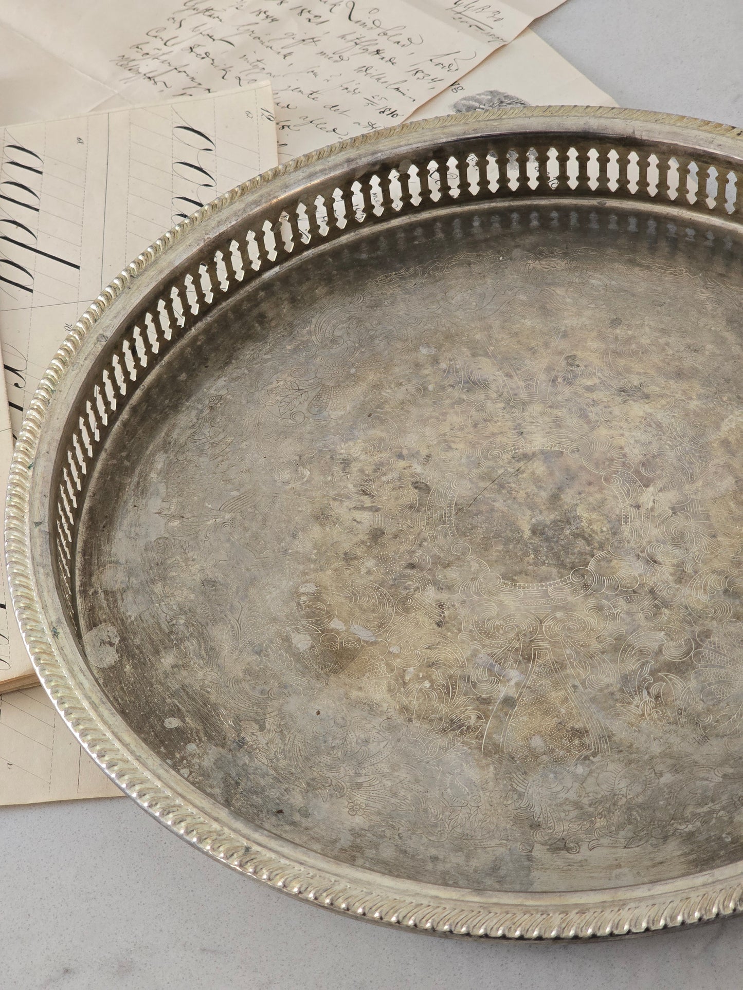 Vanha vintage tarjotin