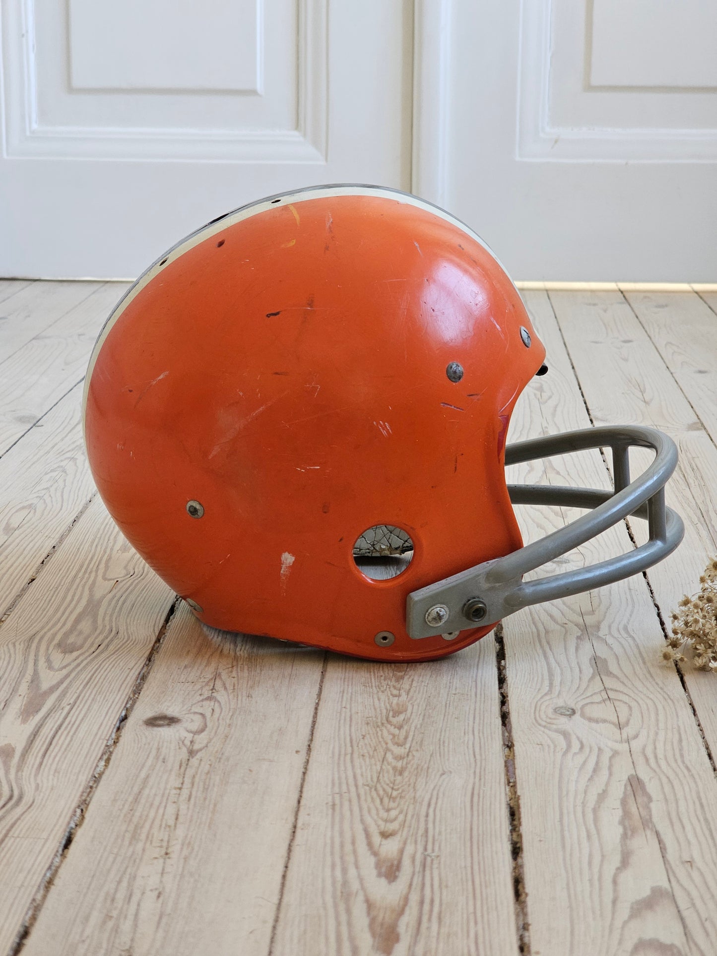 NFL kypärä, pallo ja mainos