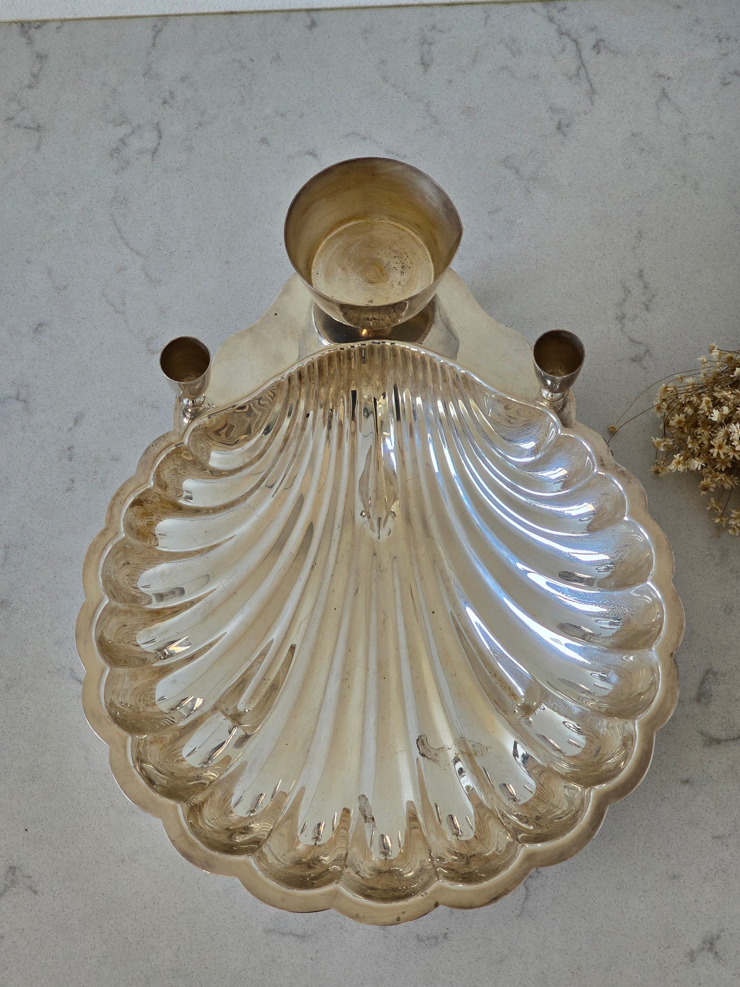 Iso simpukka-astia kulholla