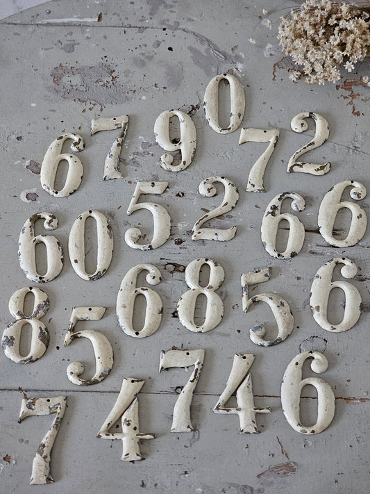 Valurautaiset kirkon numerot