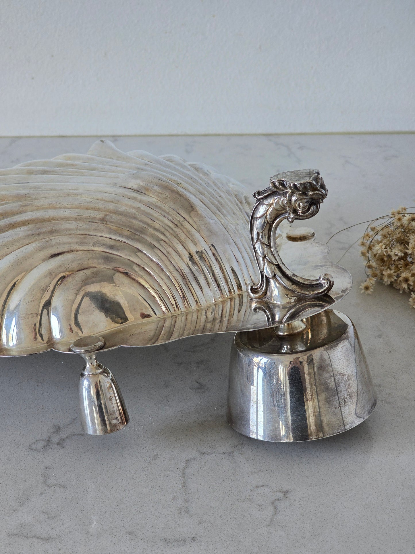 Iso simpukka-astia kulholla