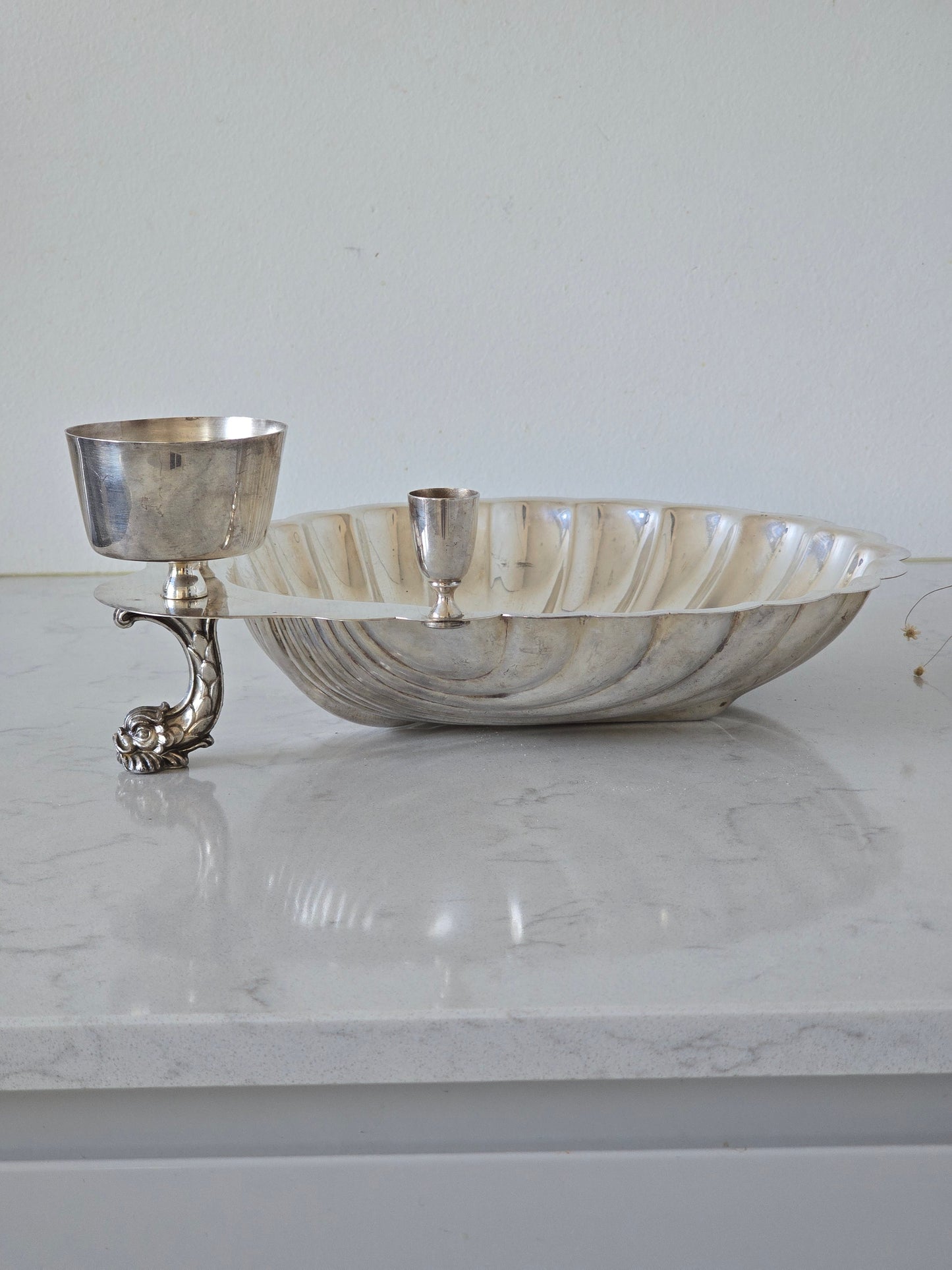 Iso simpukka-astia kulholla