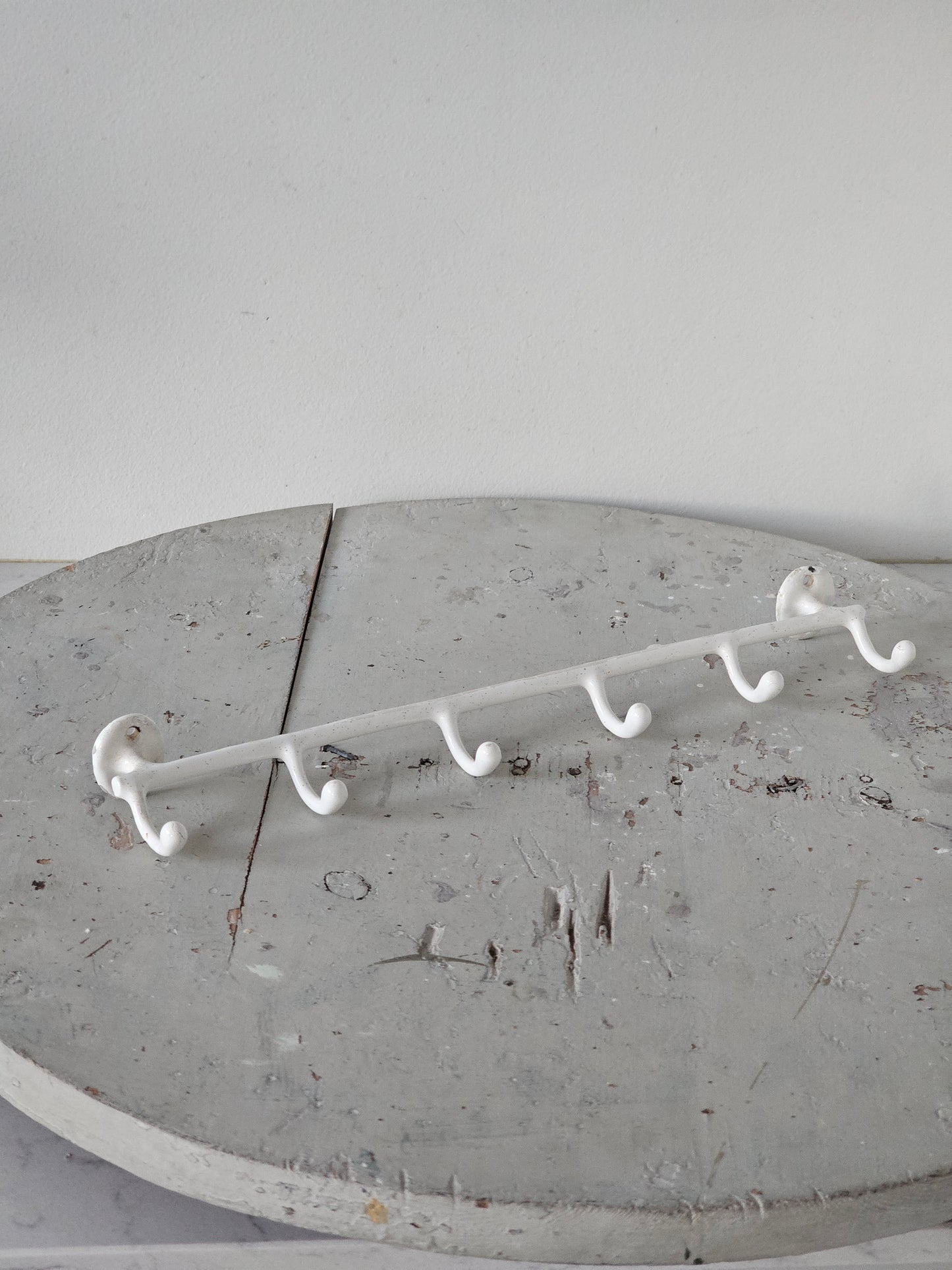 Vanha emalinen naulakko