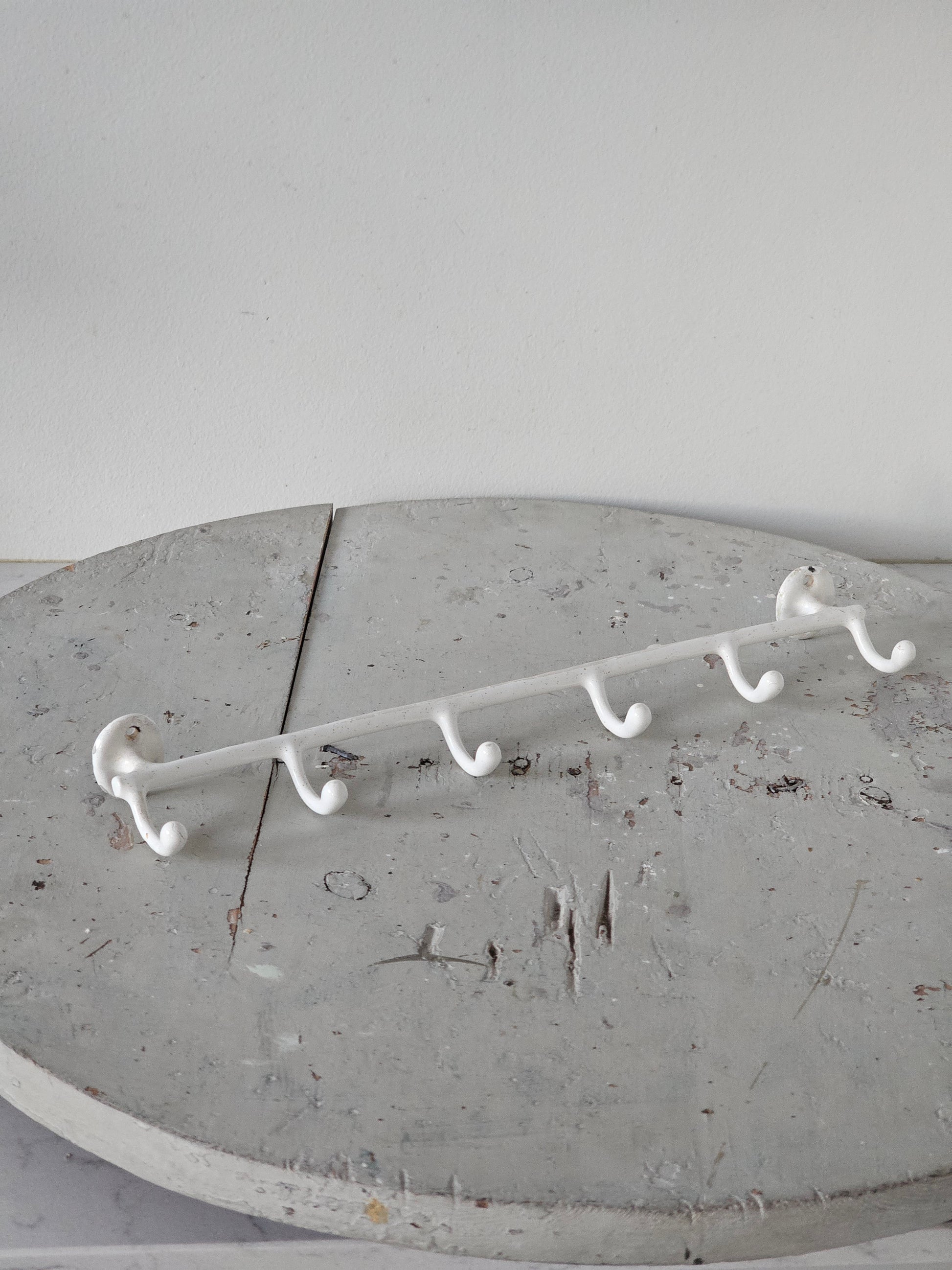 Vanha emalinen naulakko