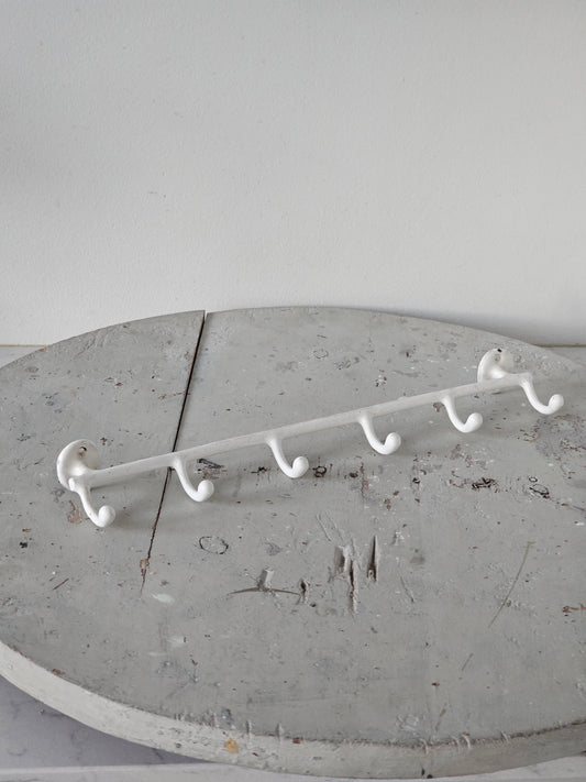 Vanha emalinen naulakko