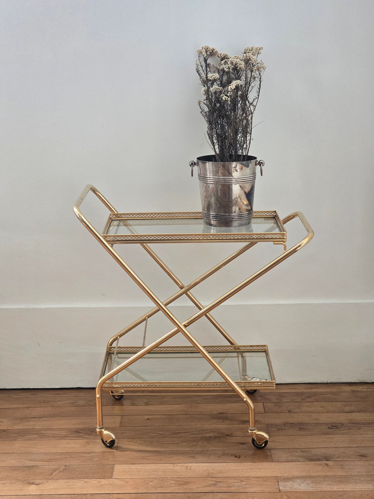 Vanha vintage tarjoilukärry 