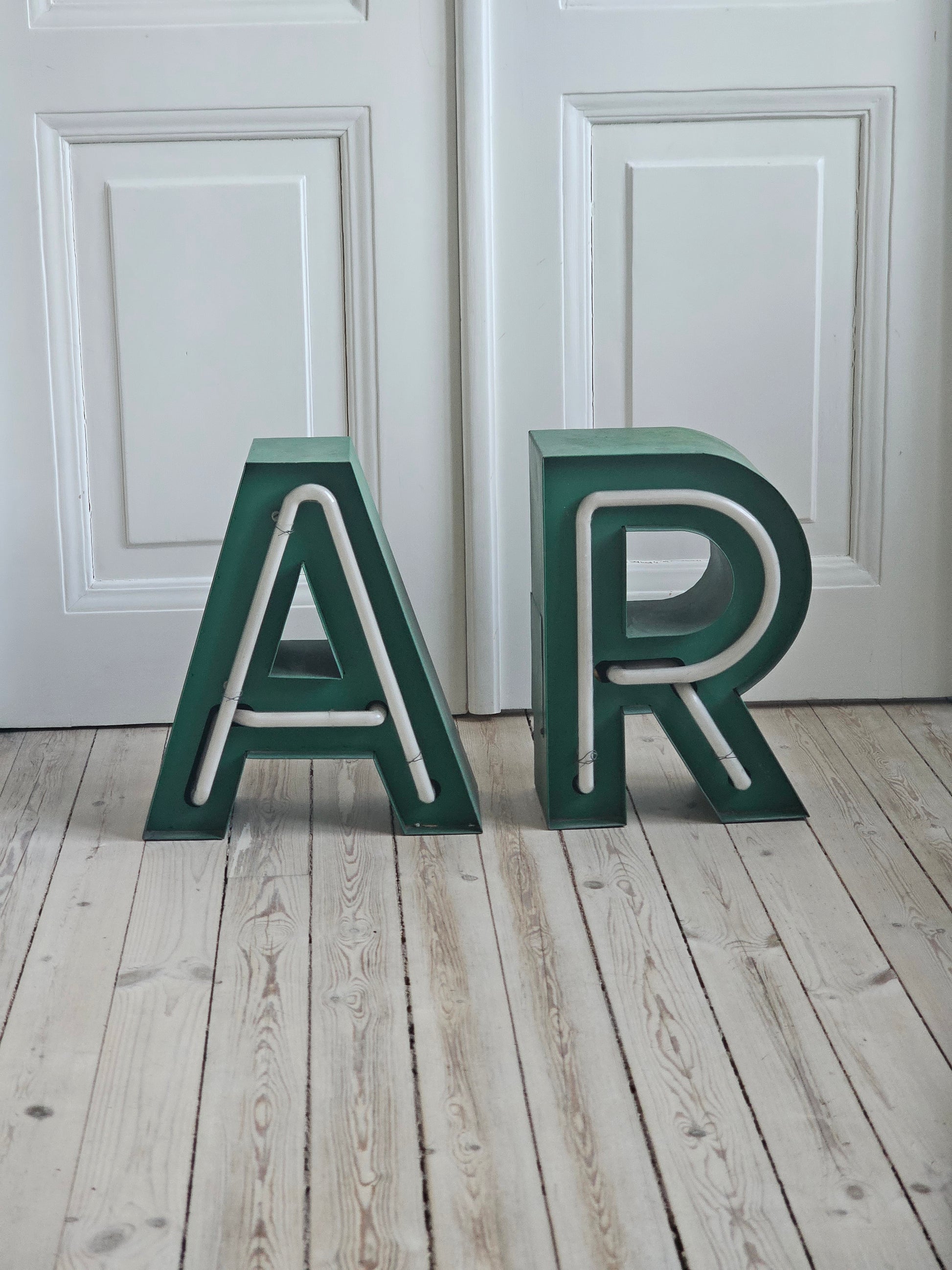  Vanhat neon vintage valokirjaimet