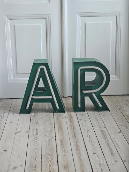 Nostalgiset vanhat kyläkaupan neon-valokirjaimet 