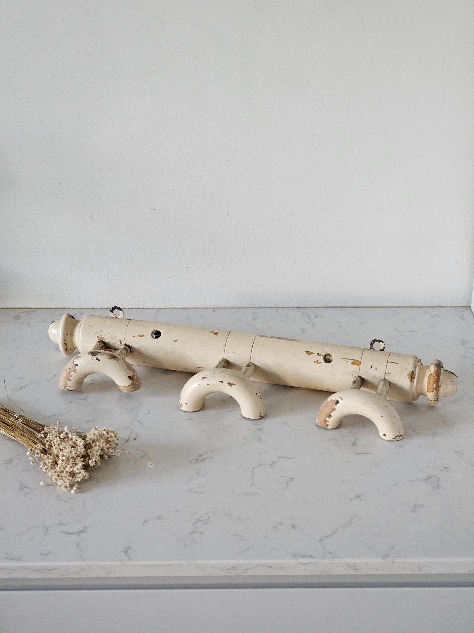 Kermanvalkoinen viehättävä vintagepuunaulakko