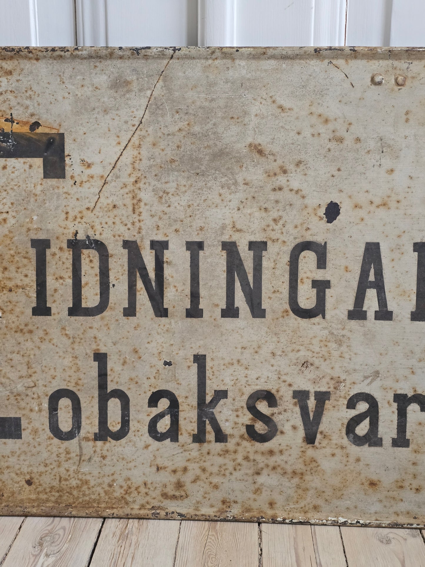 Kaksipuolinen vintage Tidningar Tobaksvaror -metallikyltti