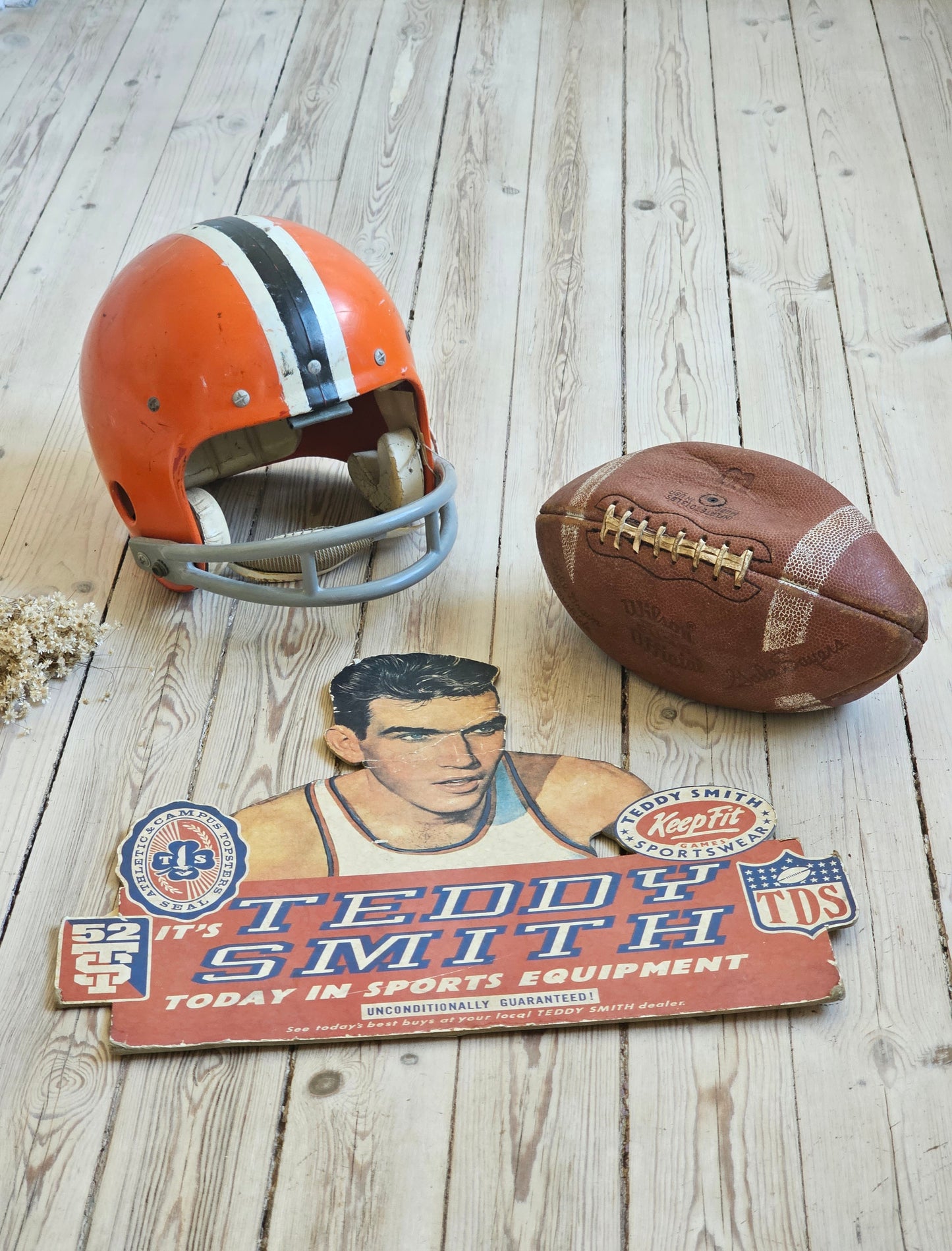 NFL kypärä, pallo ja mainos
