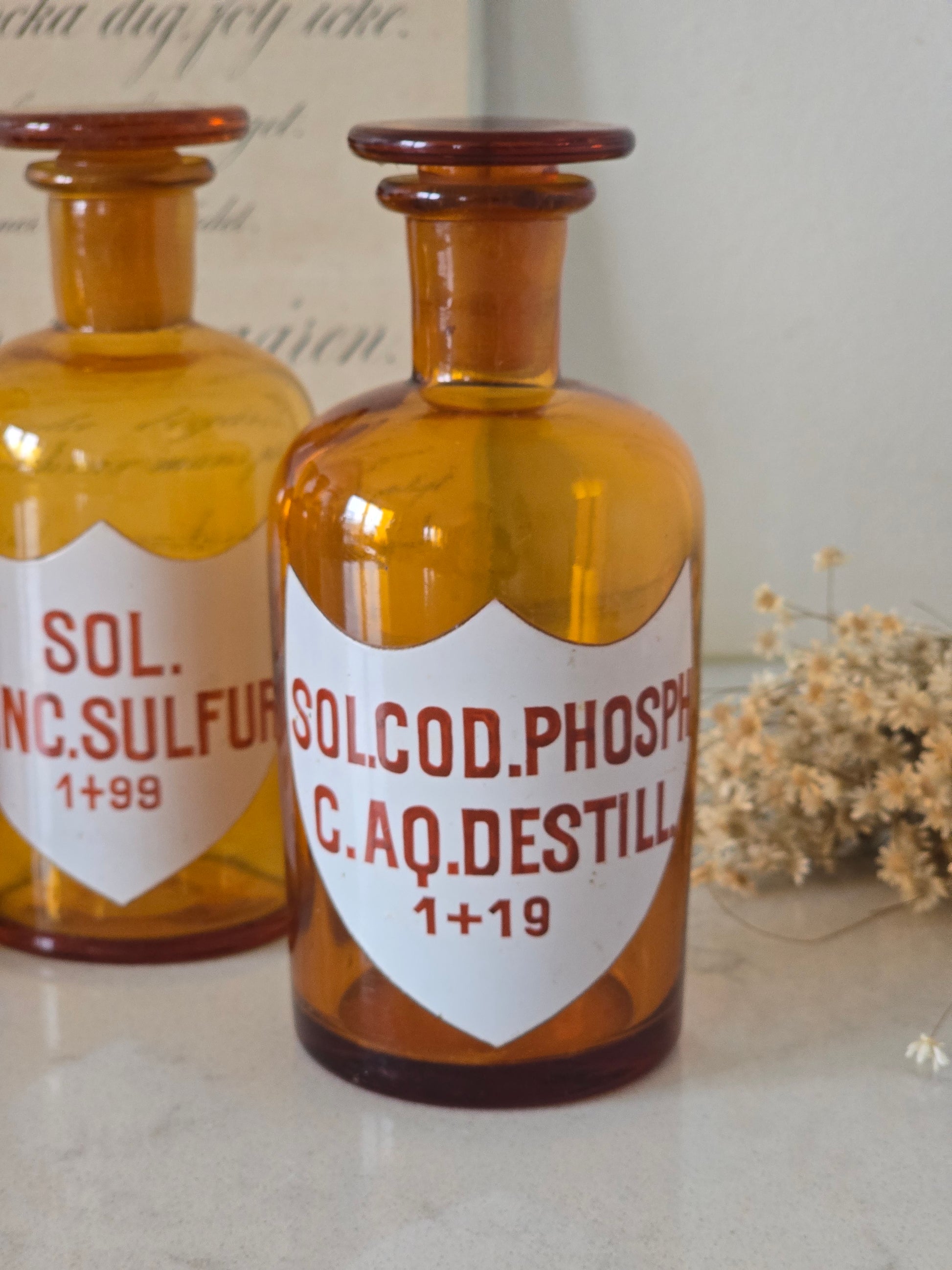 Kauniit vanhat vintage apteekkipullot sisustukseen