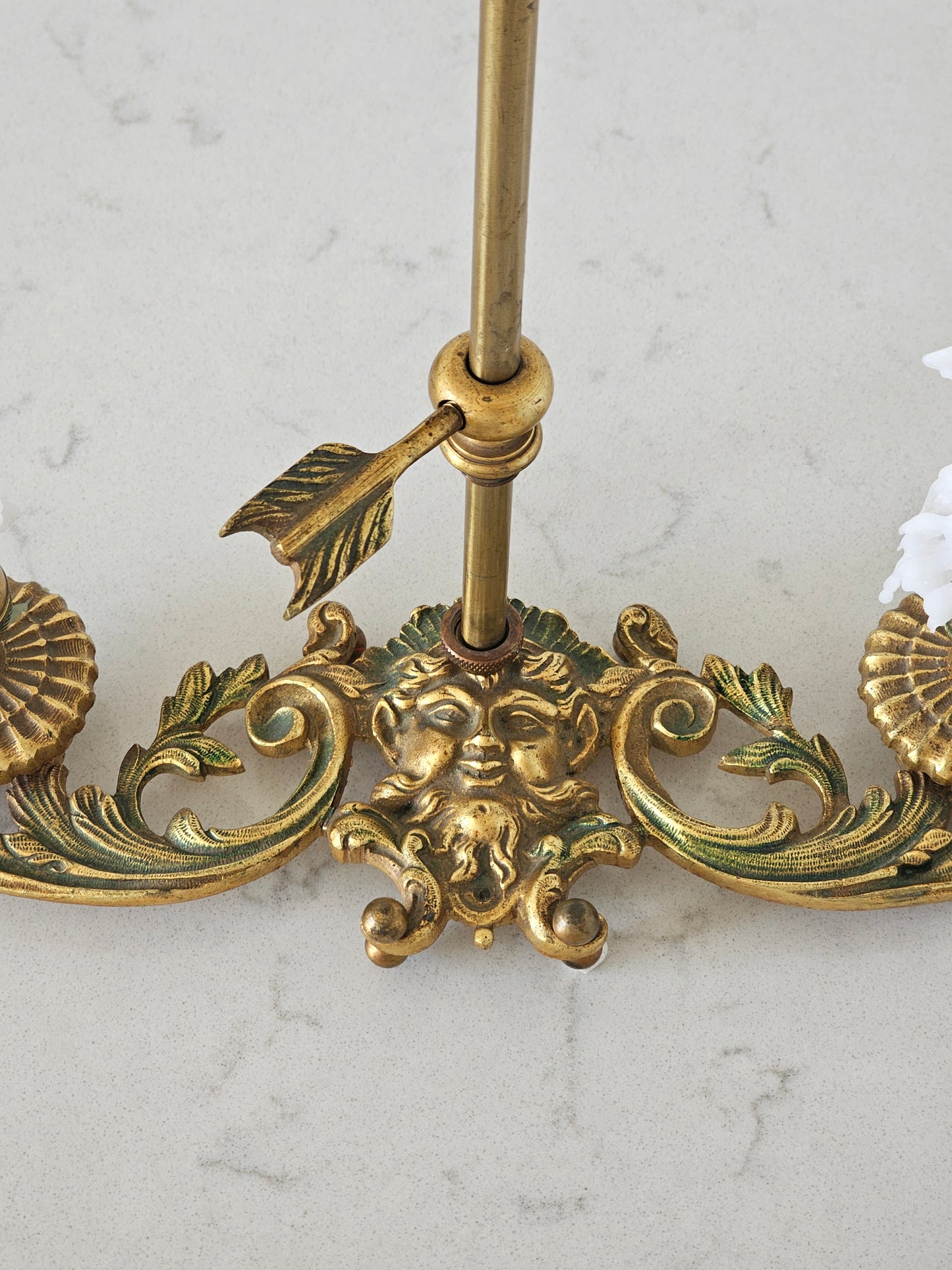 Vanha koristellinen vintage kynttelikkö 