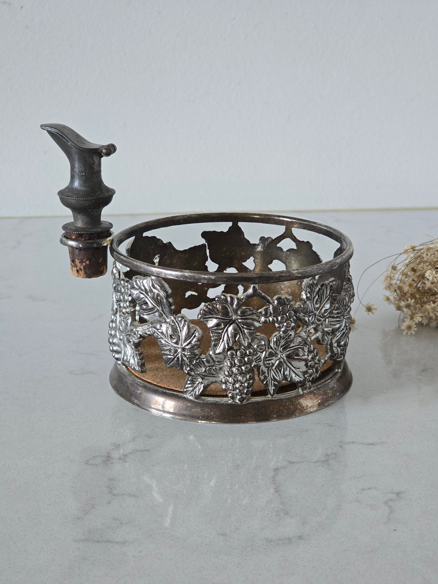 vintage viinipullon alunen kaatonokalla