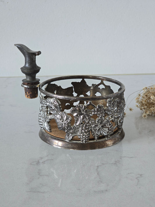 vintage viinipullon alunen kaatonokalla