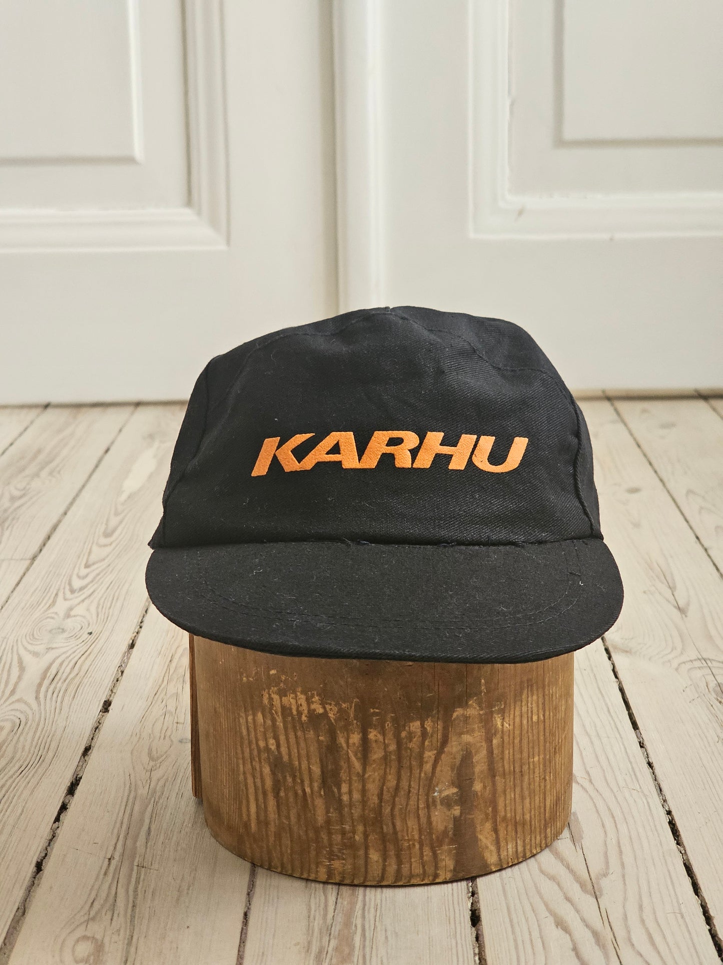 Karhu lippis