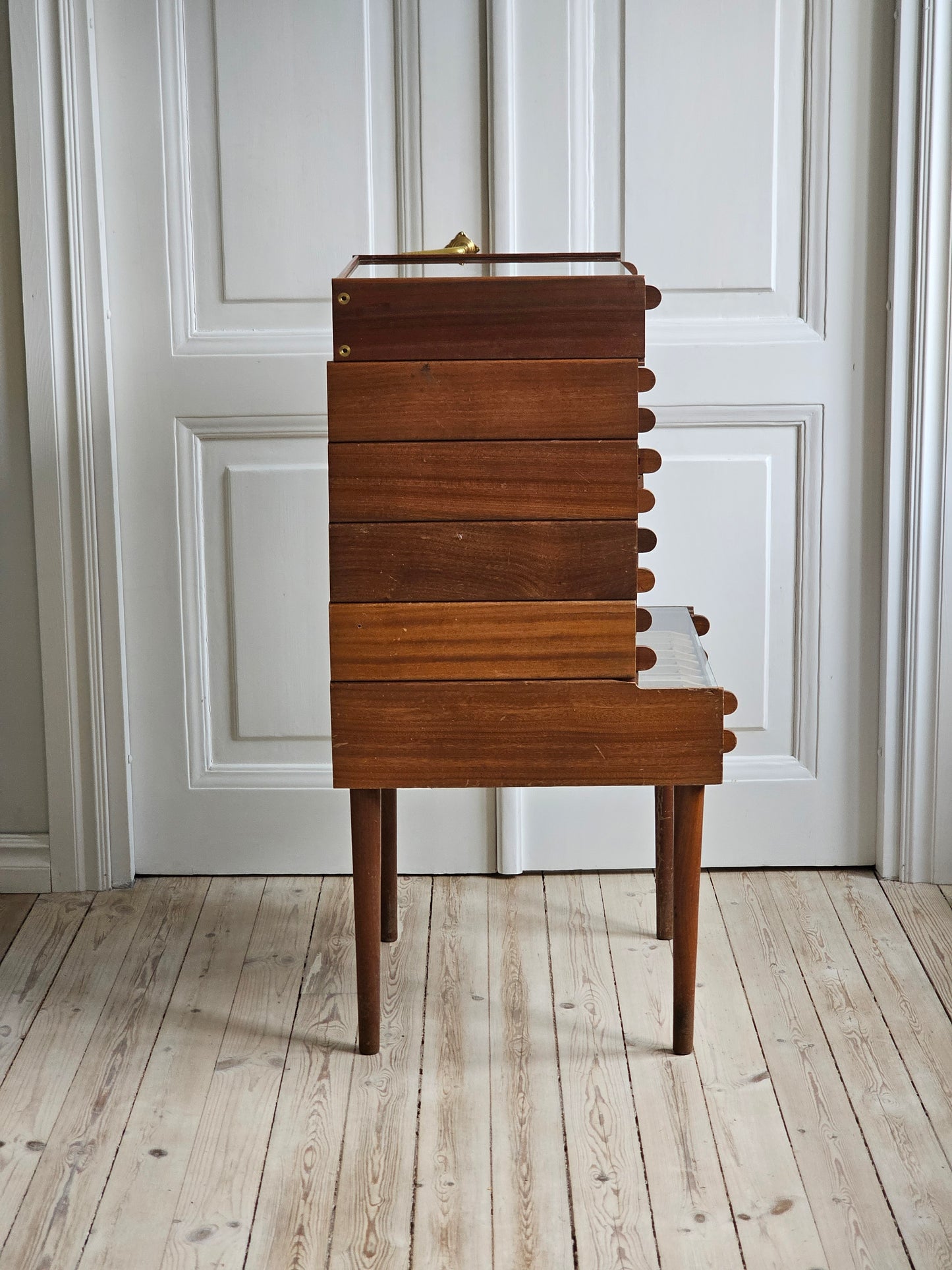 Vanha teak vintage huonekalu lankarullahylly Mölnlycke Sytråd, 1950-1960-luku